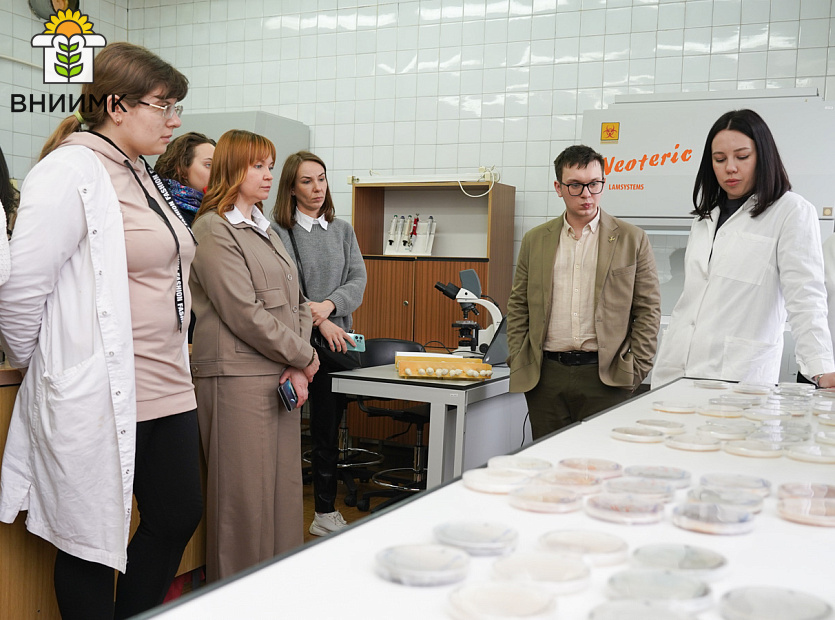 Pozdravlyaem-uchenikov-SHkoly-molodykh-uchenykh-s-vypuskom-3