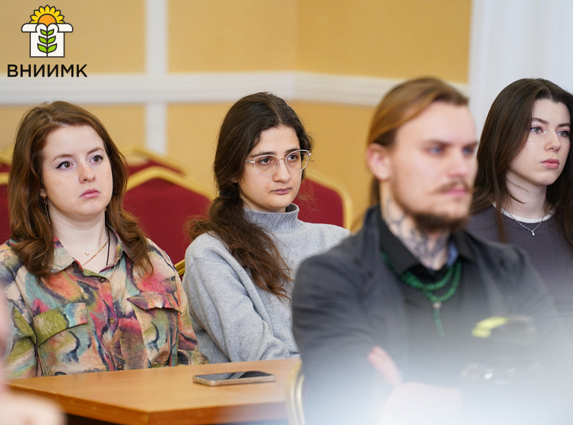 Pozdravlyaem-uchenikov-SHkoly-molodykh-uchenykh-s-vypuskom-8