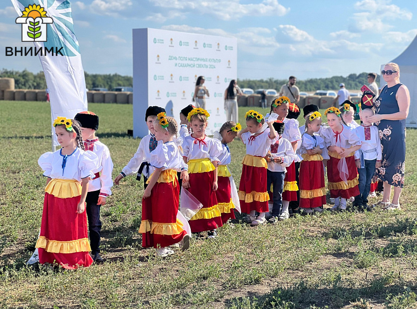 День-поля-ВНИИМК-2024-посетило-более-300-человек-8