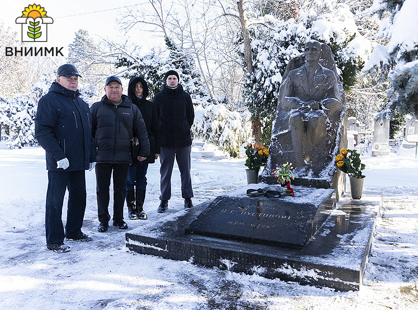 140-let-so-dnya-rozhdeniya-Vasiliya-Stepanovicha-Pustovoyta-