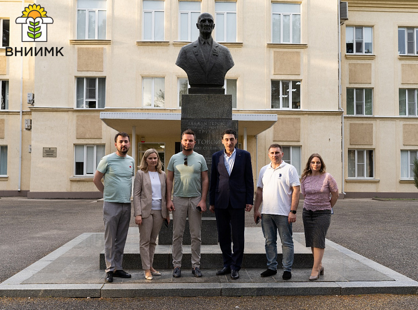 визит-представителей-ФГБУ-«Дирекция-НТП»-в-ФГБНУ-ФНЦ-ВНИИМК001