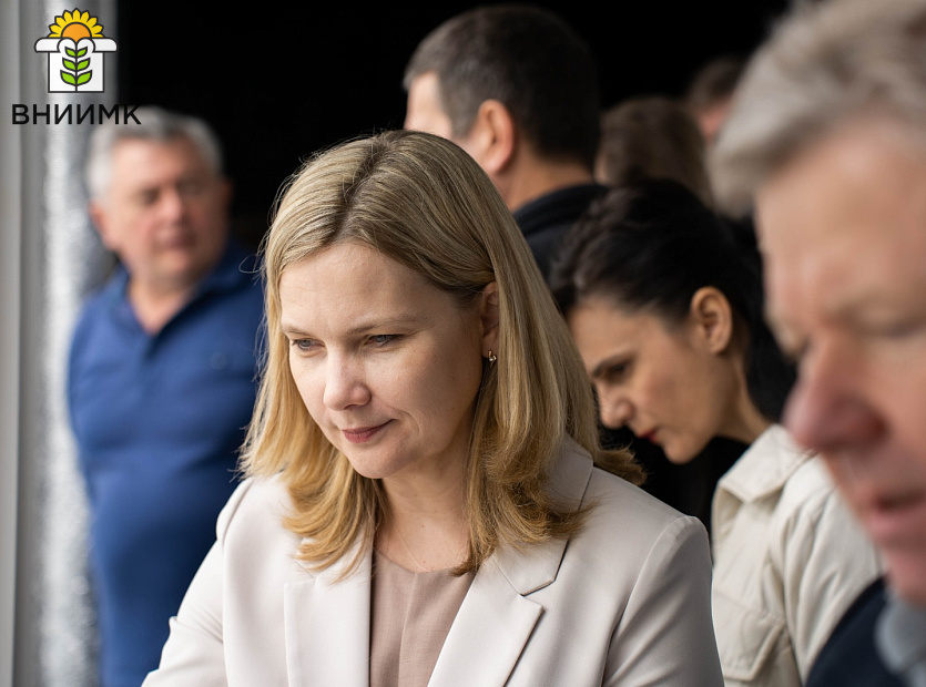 Ученые-ВНИИМК-проводят-эксперимент-по-выращиванию-подсолнечника-гидропонным-способом-9