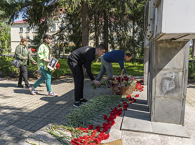 Rodstvenniki-geroya-VOV-posetili-memorial-v-chest-sotrudnikov-VNIIMK--pogibshikh-na-fronte-2