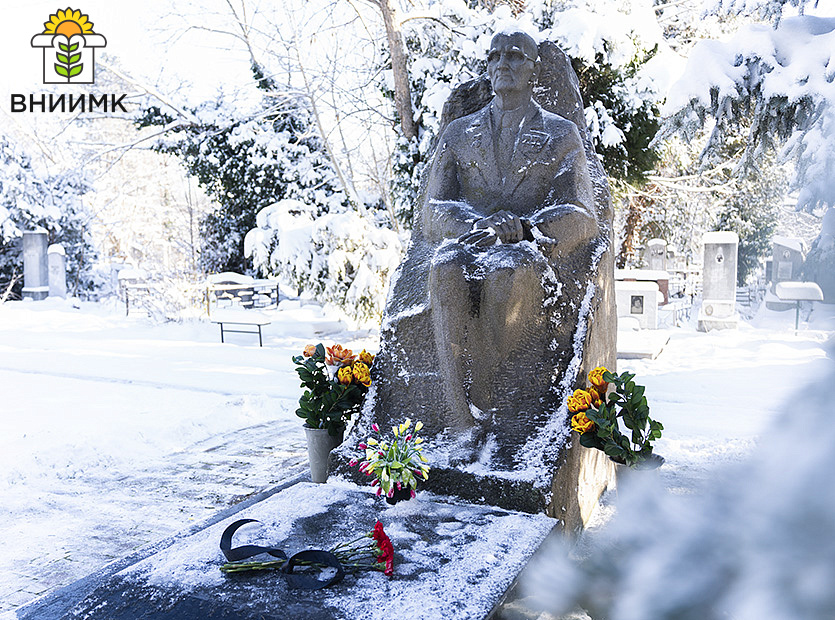 140-let-so-dnya-rozhdeniya-Vasiliya-Stepanovicha-Pustovoyta-3