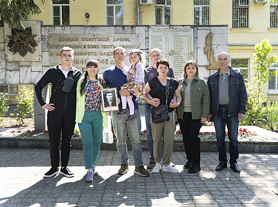 Rodstvenniki-geroya-VOV-posetili-memorial-v-chest-sotrudnikov-VNIIMK--pogibshikh-na-fronte-1
