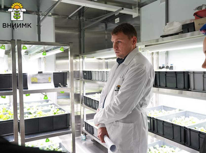 Pozdravlyaem-uchenikov-SHkoly-molodykh-uchenykh-s-vypuskom-5